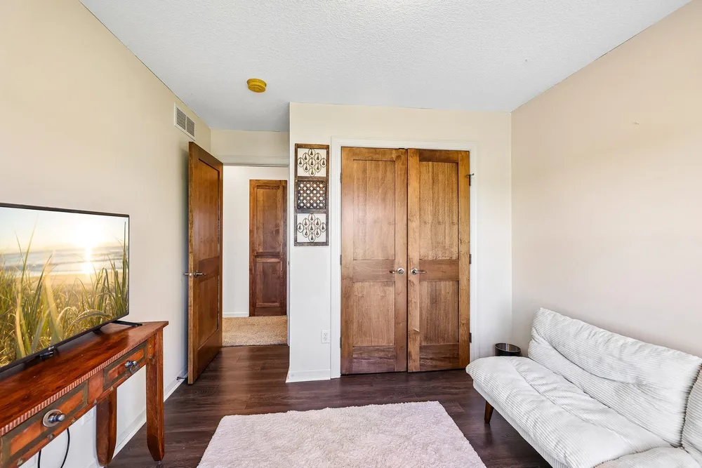 643 Parkside Ct, Eagan, MN 55123
