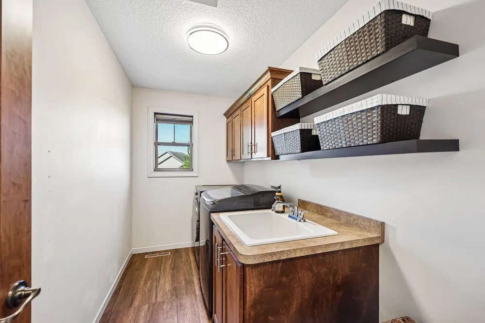 643 Parkside Ct, Eagan, MN 55123