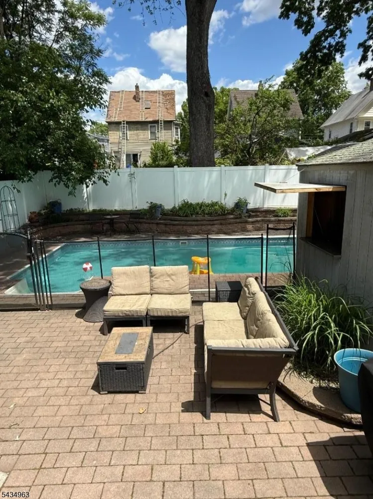 26 Davey St, Bloomfield, NJ 07003