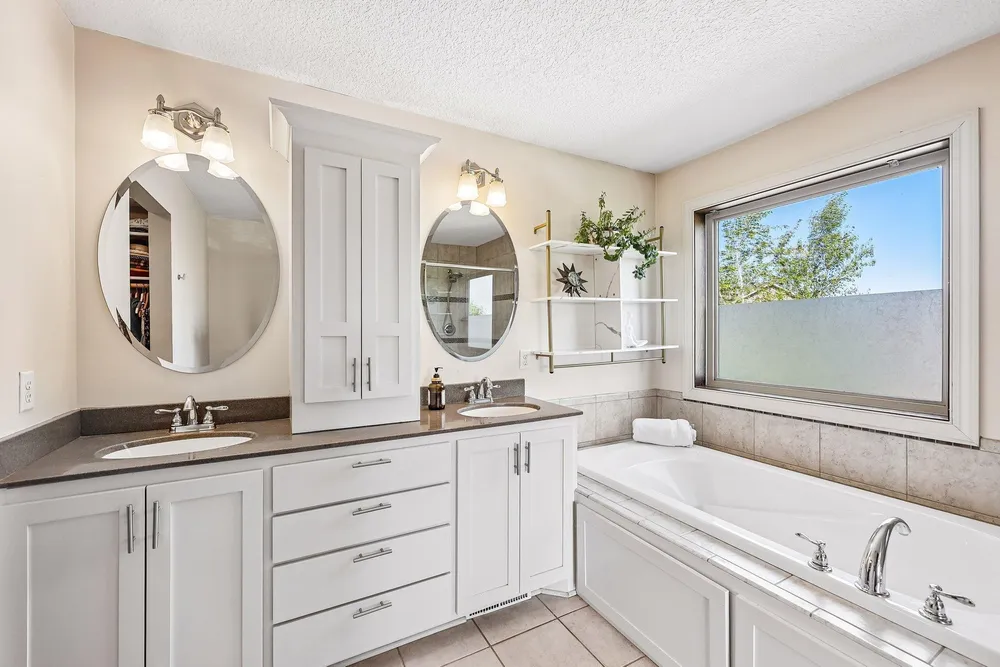 643 Parkside Ct, Eagan, MN 55123