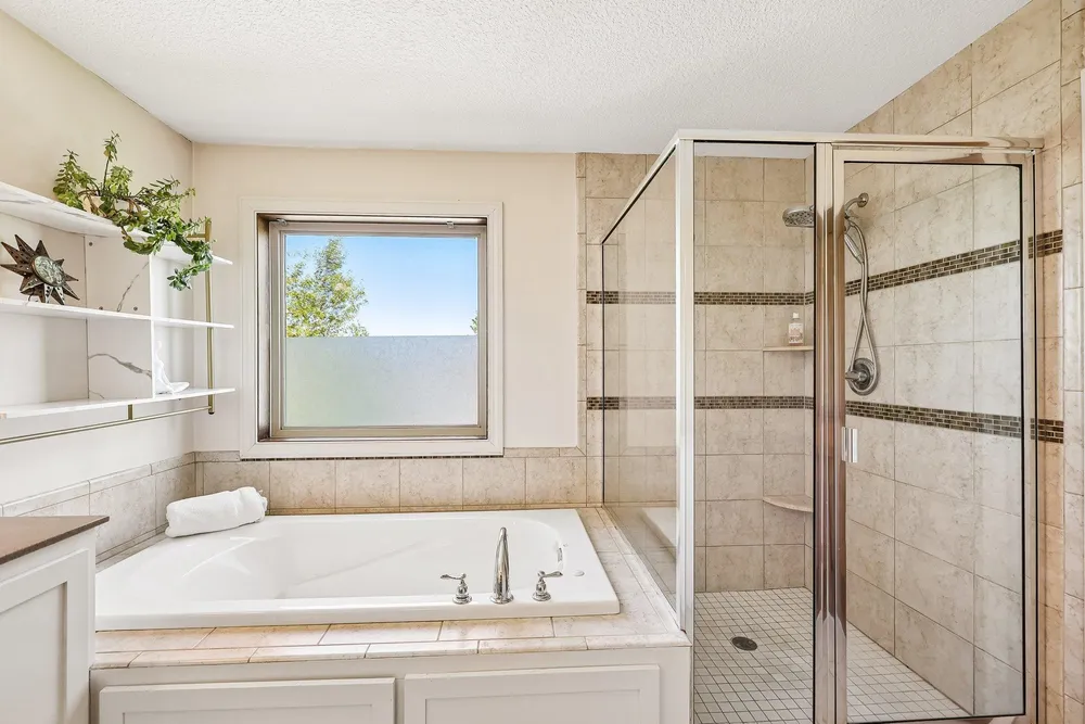 643 Parkside Ct, Eagan, MN 55123