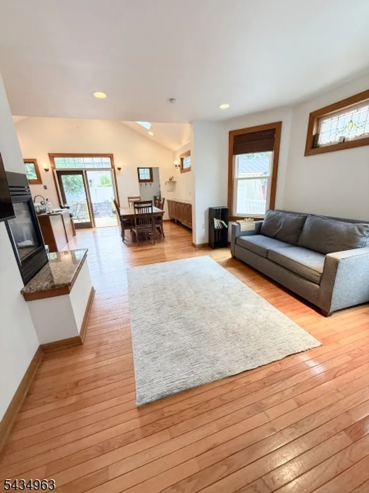 26 Davey St, Bloomfield, NJ 07003