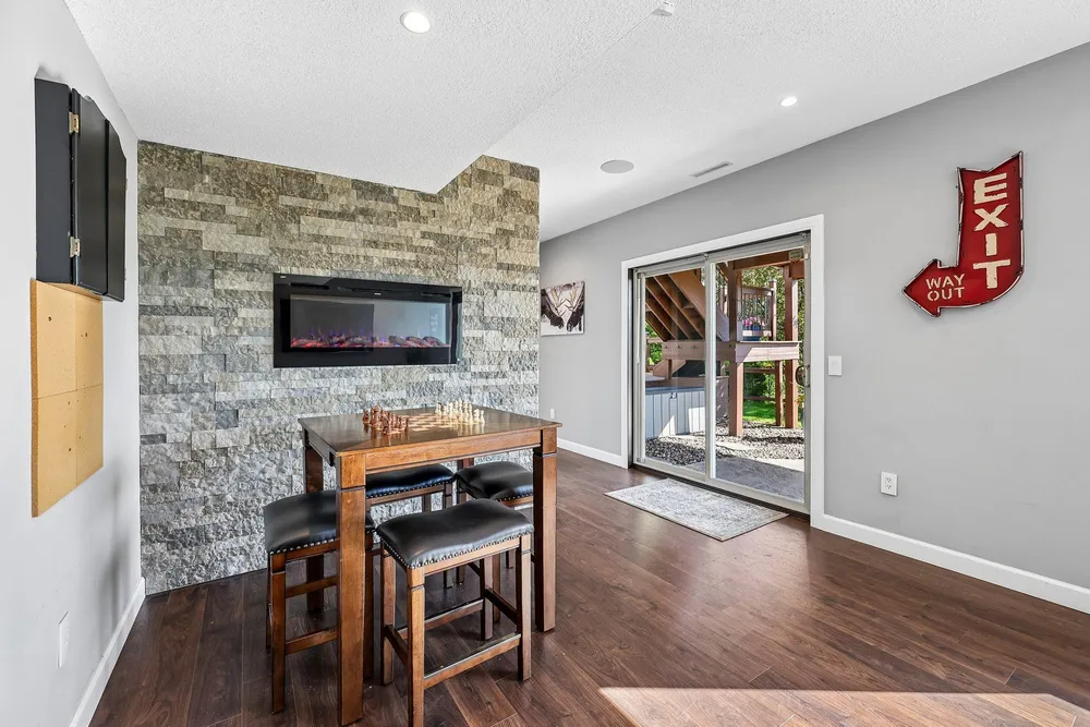 643 Parkside Ct, Eagan, MN 55123