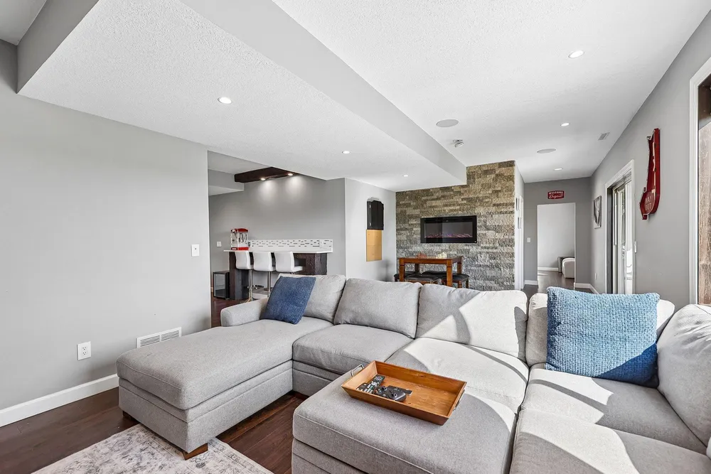 643 Parkside Ct, Eagan, MN 55123