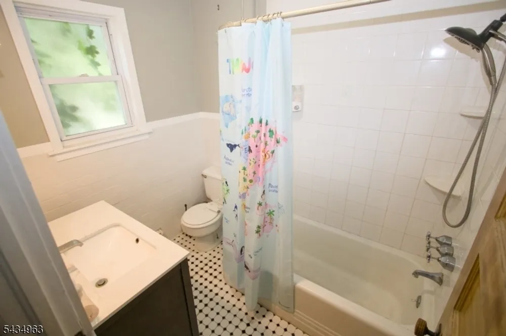 26 Davey St, Bloomfield, NJ 07003