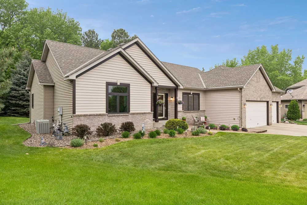 10947 Alexandra Ct, Inver Grove Heights, MN 55077