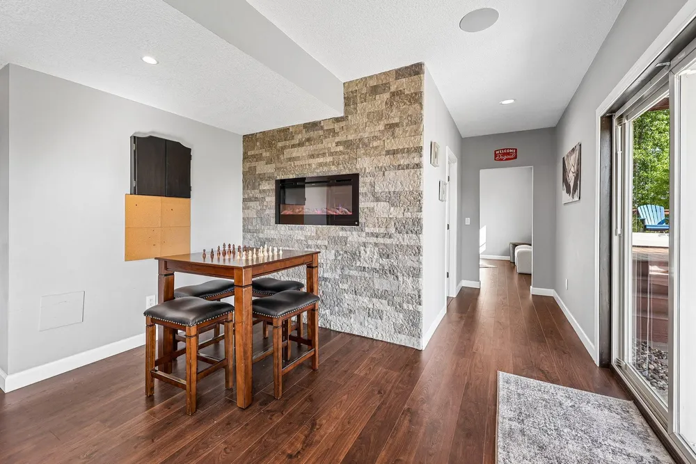 643 Parkside Ct, Eagan, MN 55123