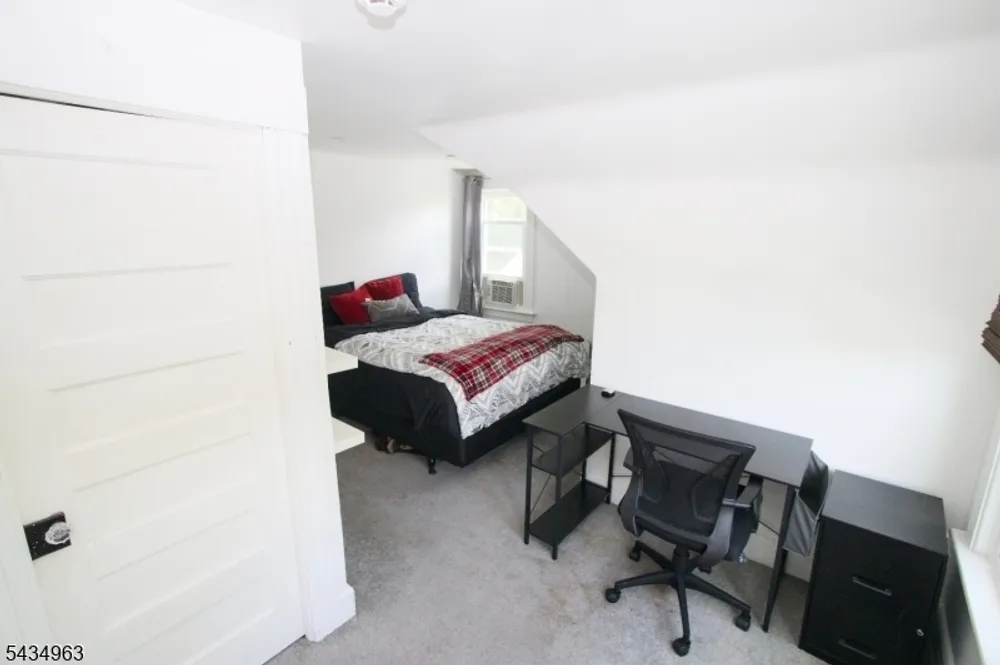 26 Davey St, Bloomfield, NJ 07003