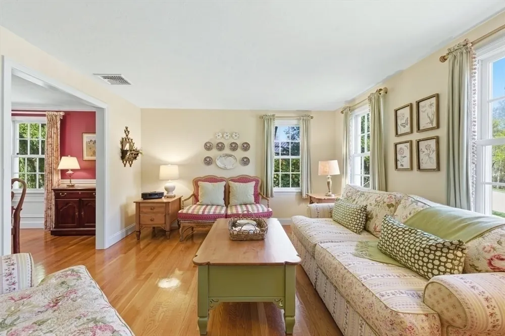 7 Tanglewood Rd, Walpole, MA 02032