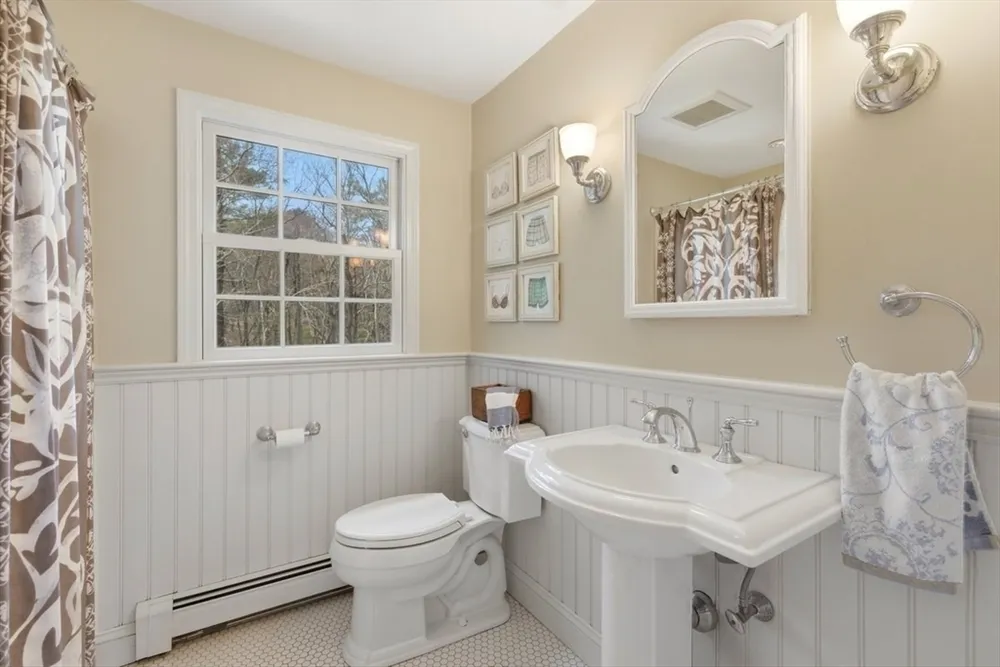 7 Tanglewood Rd, Walpole, MA 02032