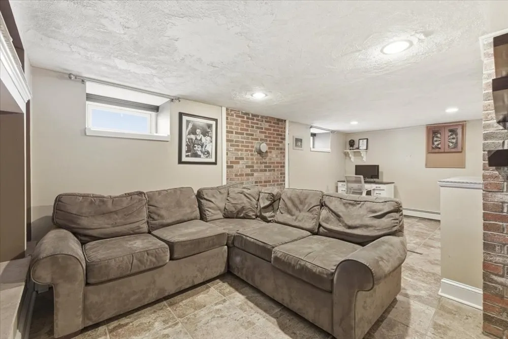 29 Clapp St, Walpole, MA 02081