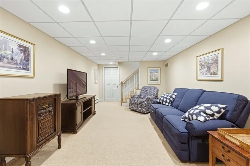 7 Tanglewood Rd, Walpole, MA 02032