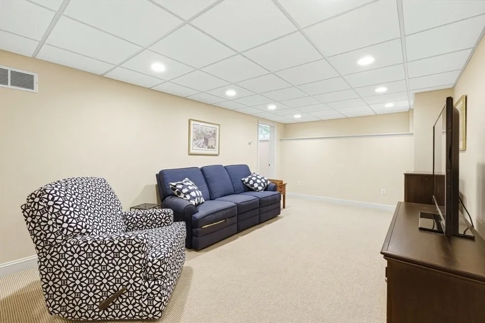 7 Tanglewood Rd, Walpole, MA 02032