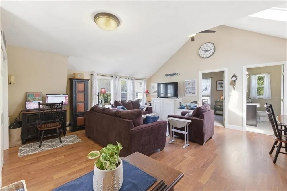 29 Clapp St, Walpole, MA 02081