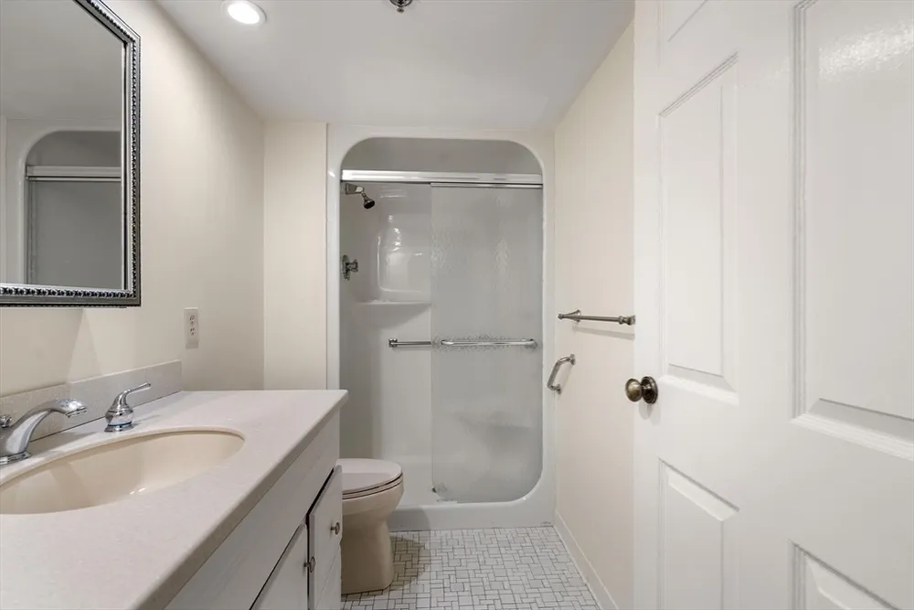 250 Hammond Pond Pkwy, Newton, MA 02467