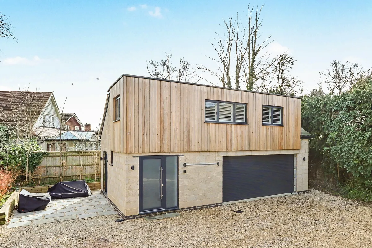 Chambrai Close, Applefort-upon-Thames