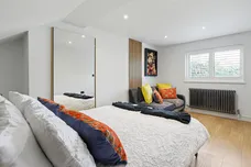 Chambrai Close, Applefort-upon-Thames