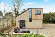 Chambrai Close, Applefort-upon-Thames