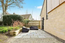 Chambrai Close, Applefort-upon-Thames