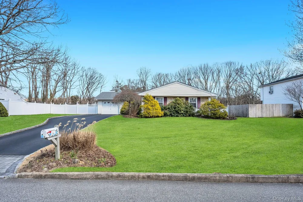 27 Westbrook Rd, Coram, NY 11727