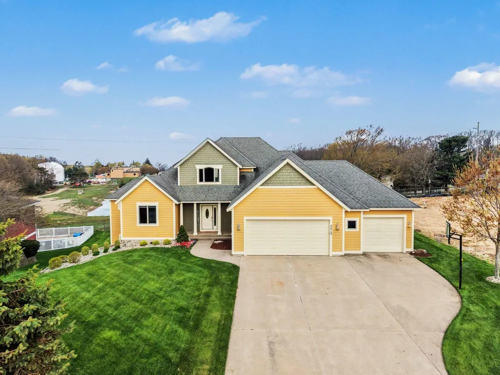 2213 N Bristol St, Holland, MI 49424