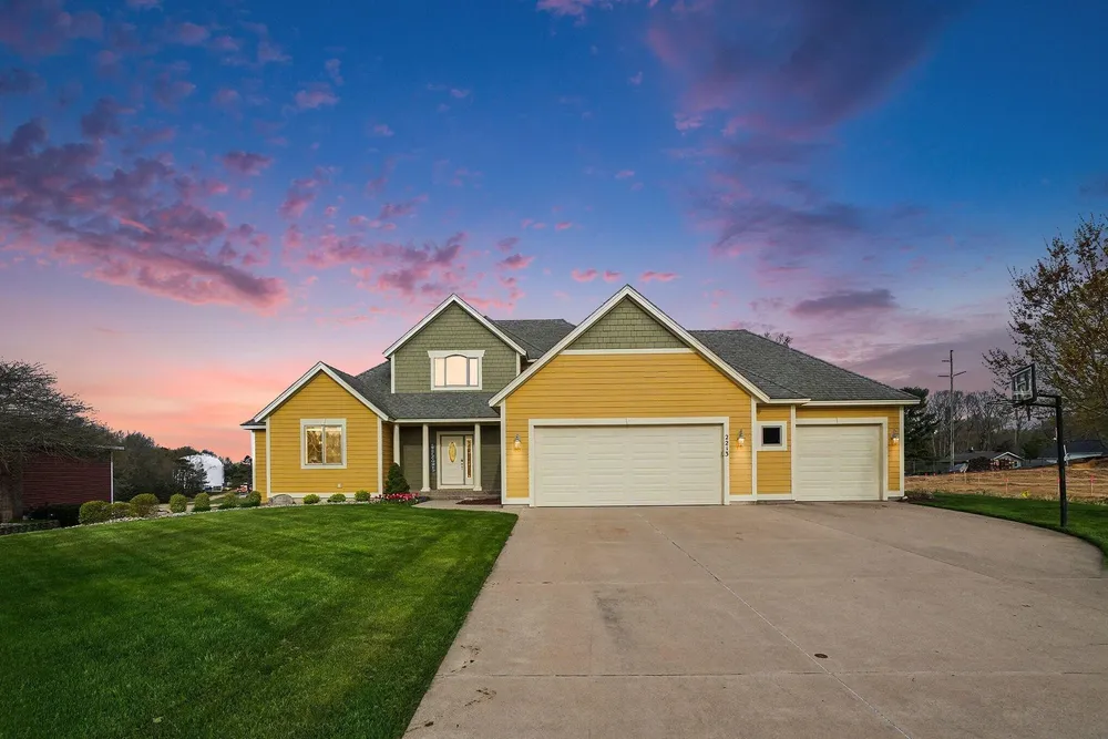 2213 N Bristol St, Holland, MI 49424