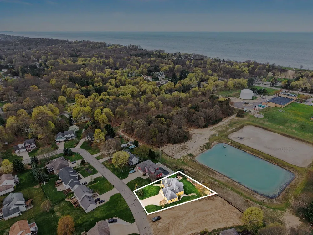2213 N Bristol St, Holland, MI 49424
