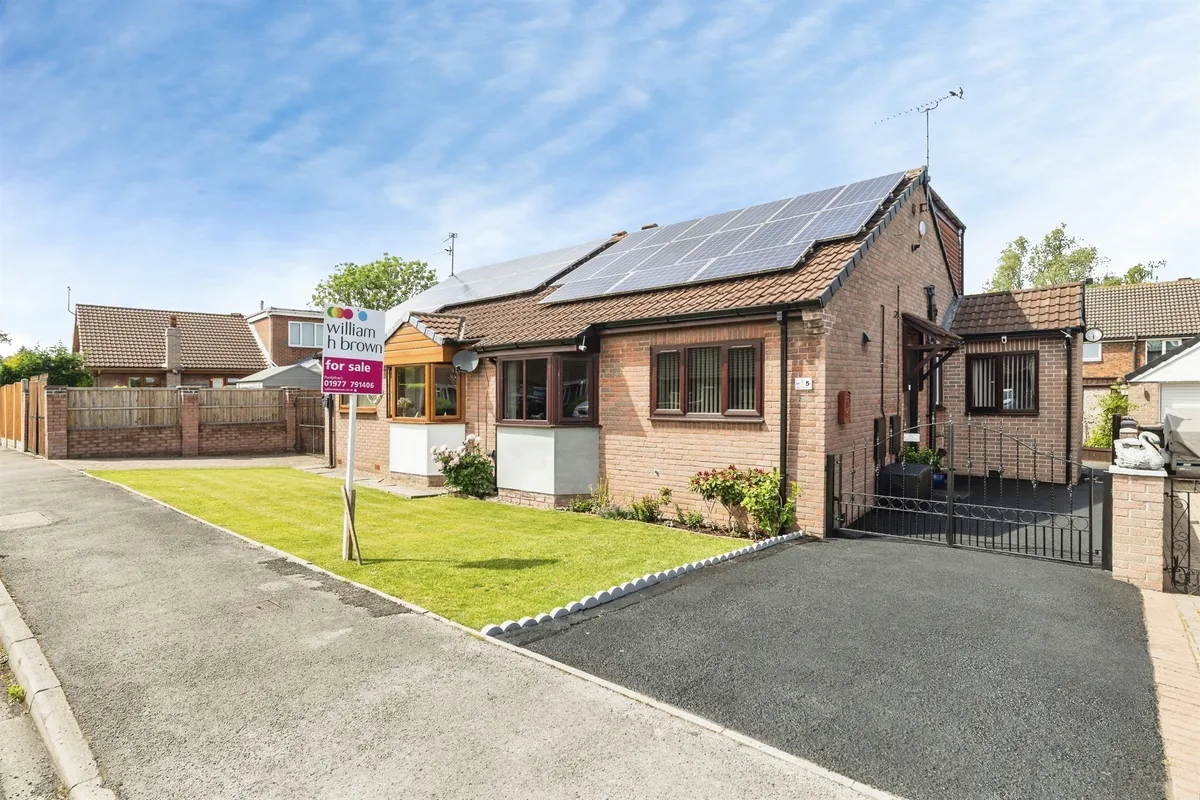 Brooksfield, South Kirkby, PONTEFRACT