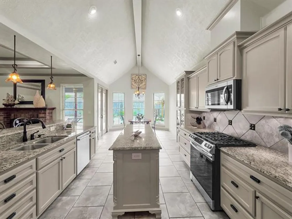 311 Winding Brook Dr, Lumberton, TX 77657