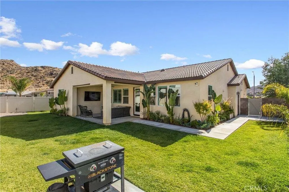 1216 Flagstone Ln, Hemet, CA 92545-2189