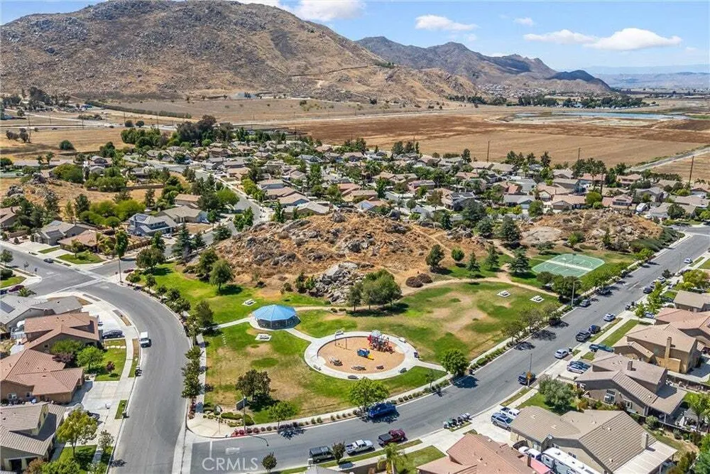 1216 Flagstone Ln, Hemet, CA 92545-2189