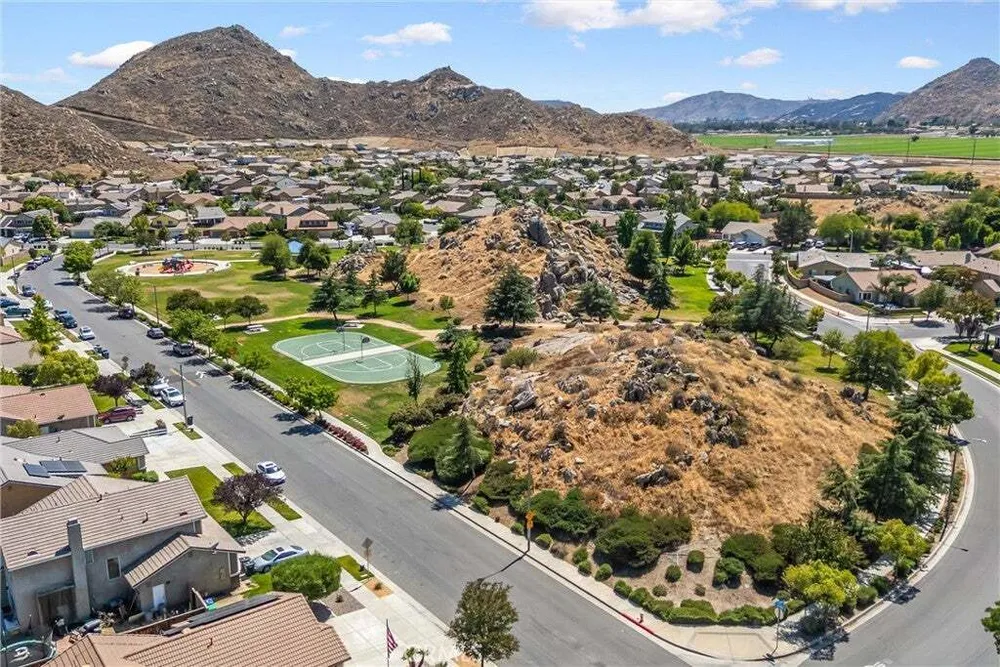 1216 Flagstone Ln, Hemet, CA 92545-2189