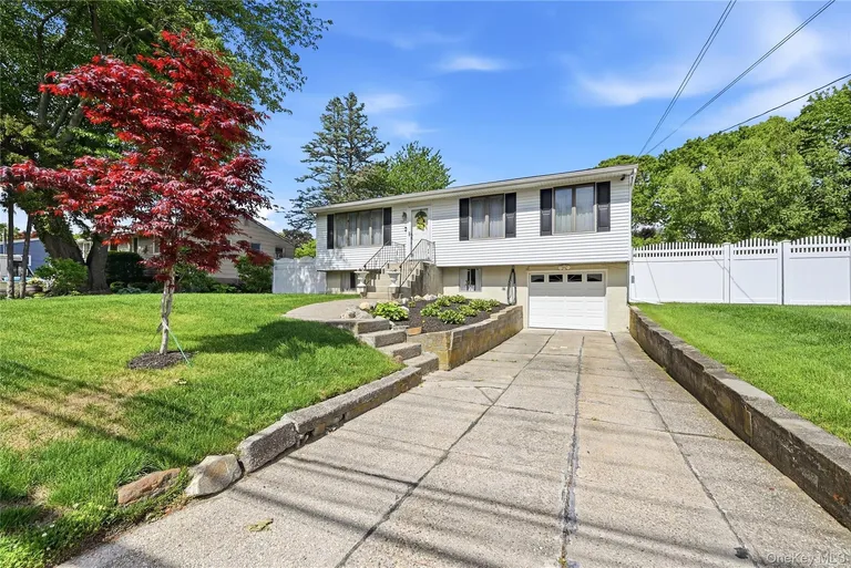 35 Randall Rd, Shoreham, NY 11786
