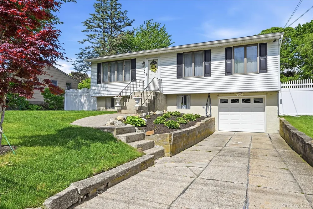 35 Randall Rd, Shoreham, NY 11786