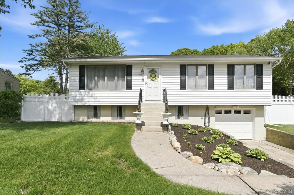 35 Randall Rd, Shoreham, NY 11786