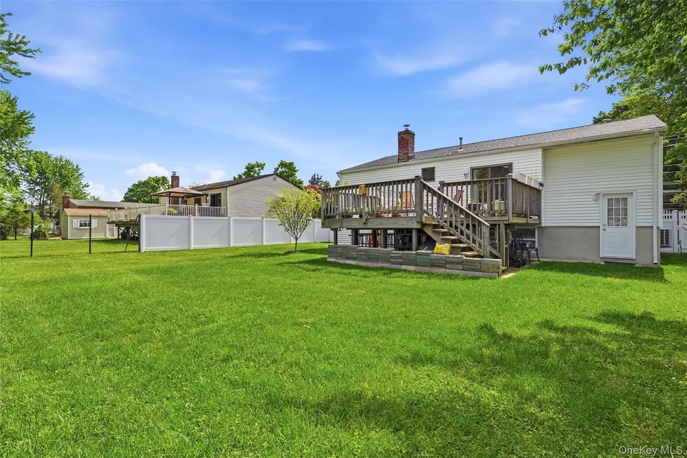 35 Randall Rd, Shoreham, NY 11786