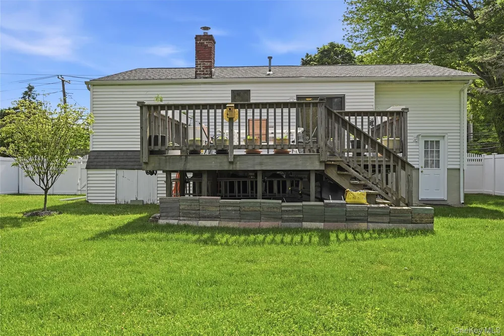 35 Randall Rd, Shoreham, NY 11786