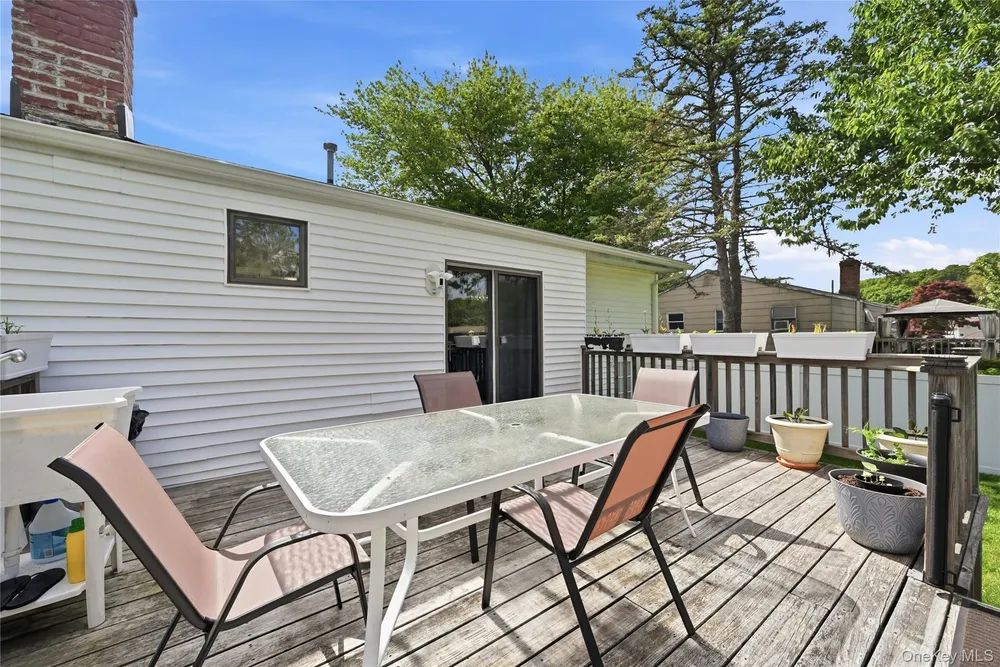 35 Randall Rd, Shoreham, NY 11786