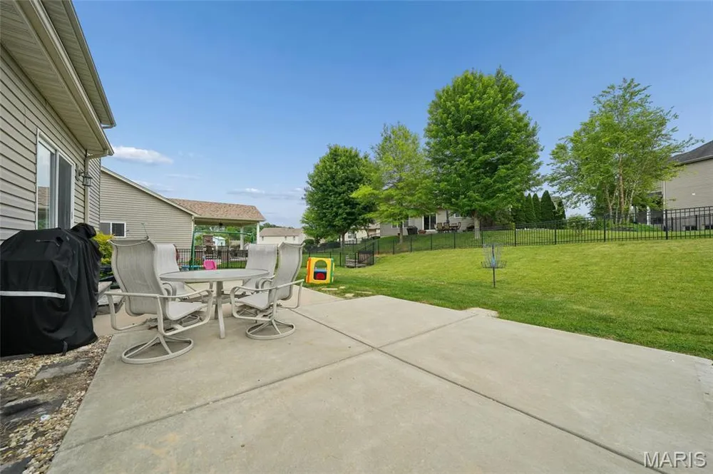 318 Hampton Ridge Dr, Wentzville, MO 63385