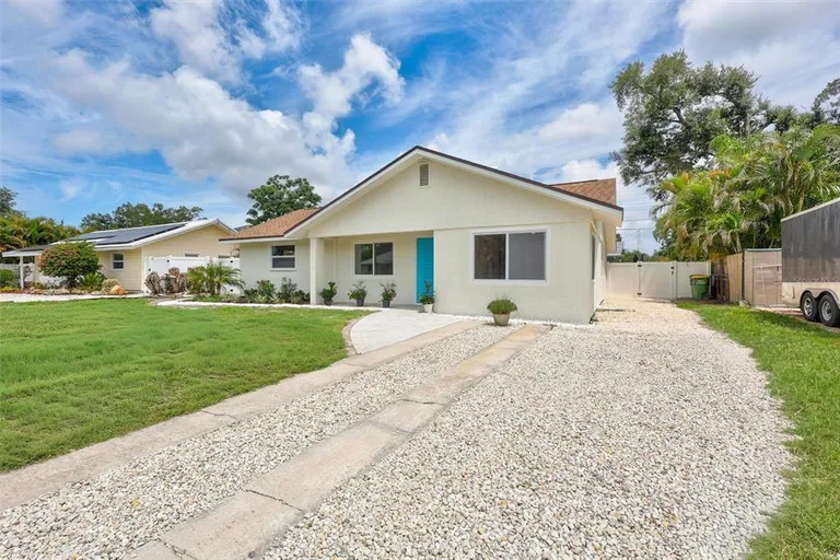 2647 Sydelle St, Sarasota, FL 34237-6305