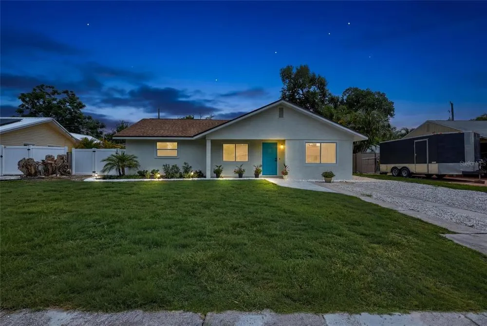 2647 Sydelle St, Sarasota, FL 34237-6305