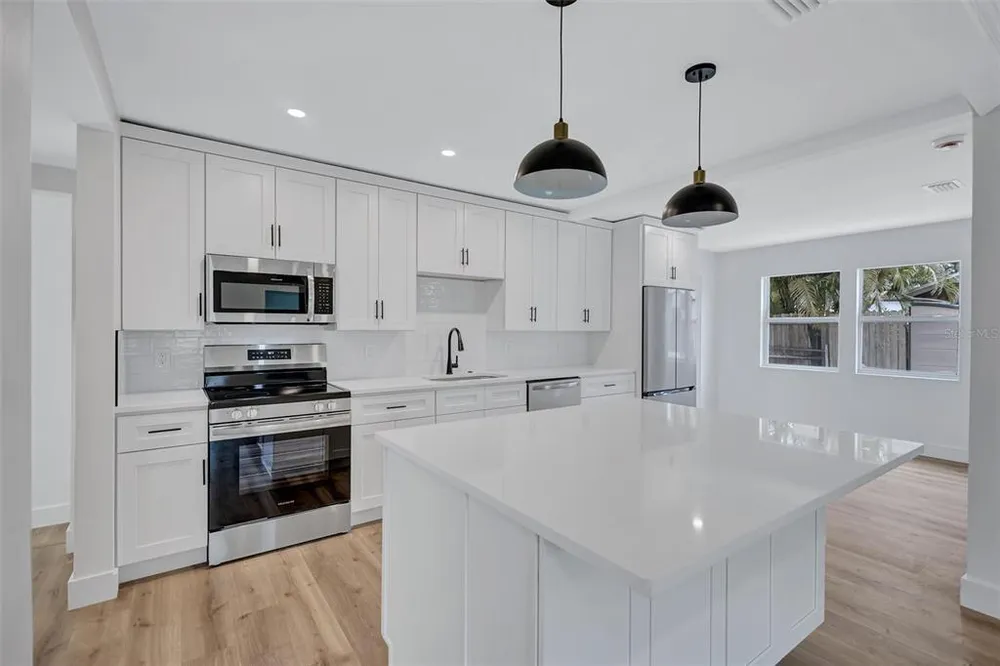 2647 Sydelle St, Sarasota, FL 34237-6305