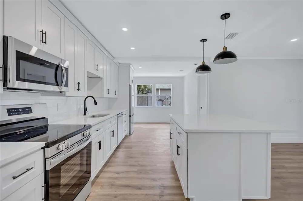 2647 Sydelle St, Sarasota, FL 34237-6305