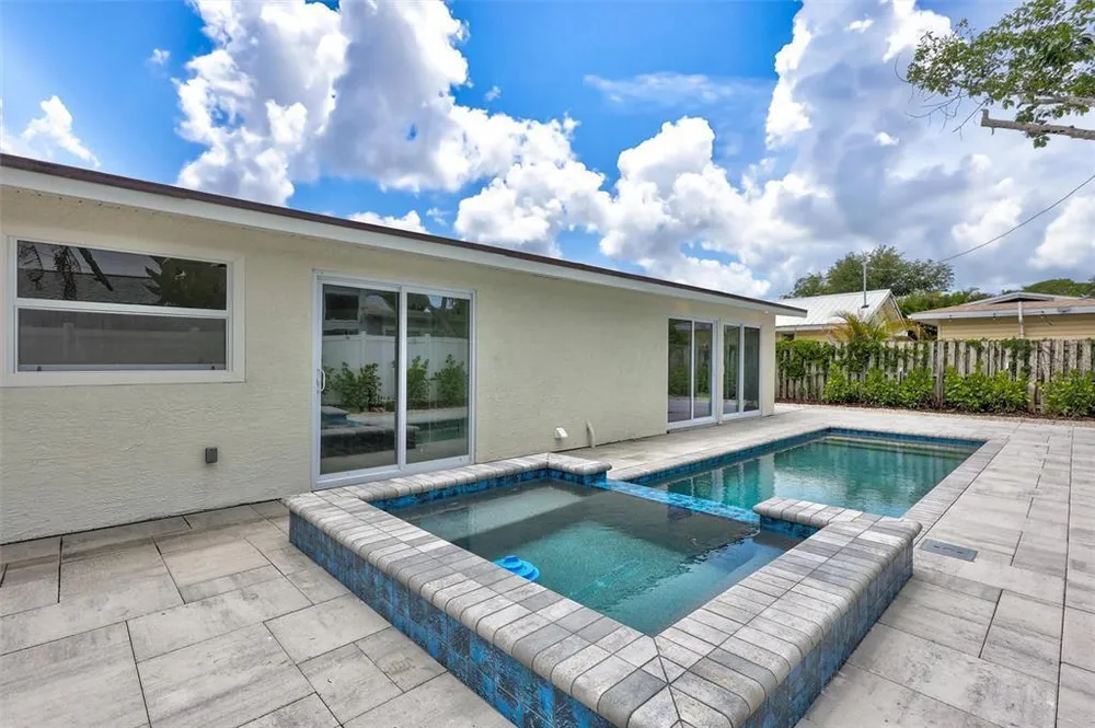 2647 Sydelle St, Sarasota, FL 34237-6305