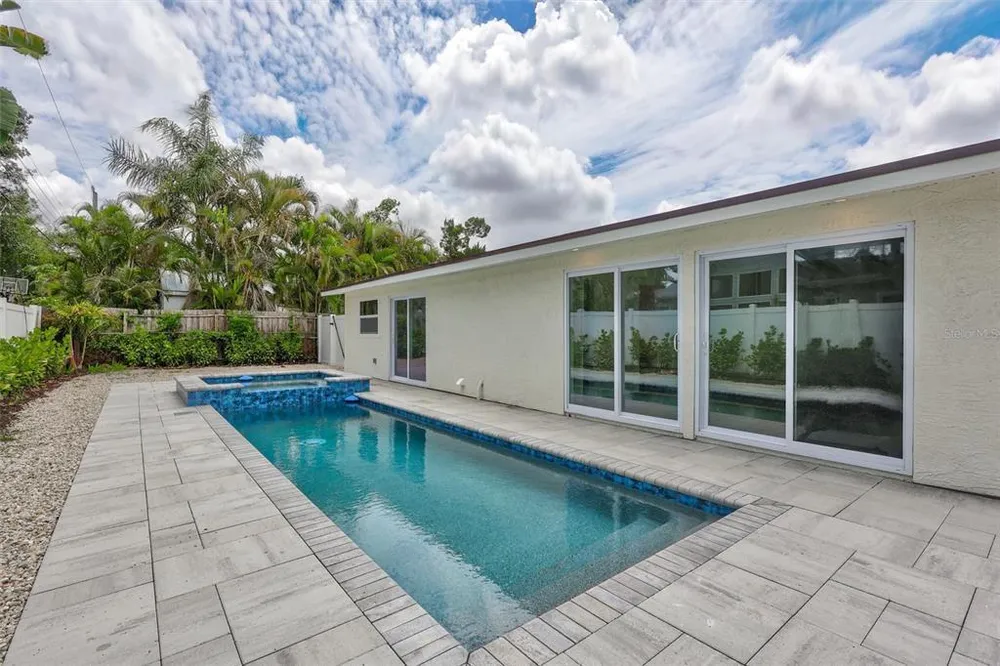 2647 Sydelle St, Sarasota, FL 34237-6305