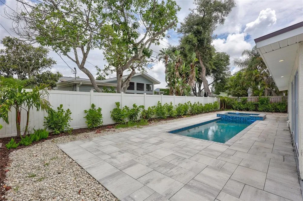 2647 Sydelle St, Sarasota, FL 34237-6305