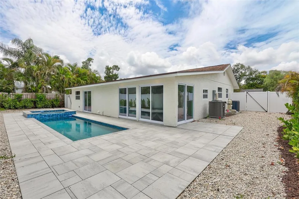2647 Sydelle St, Sarasota, FL 34237-6305