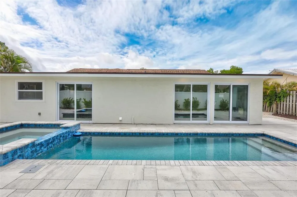 2647 Sydelle St, Sarasota, FL 34237-6305