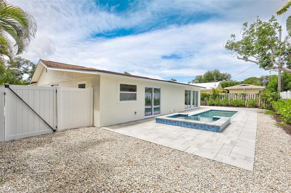 2647 Sydelle St, Sarasota, FL 34237-6305