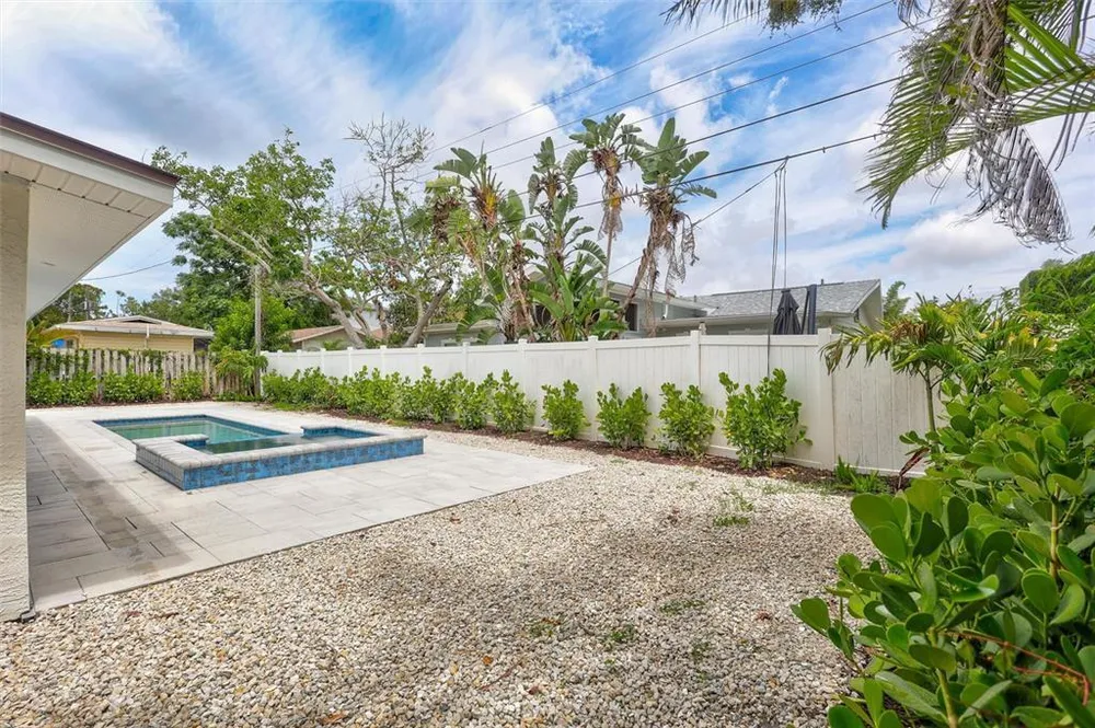 2647 Sydelle St, Sarasota, FL 34237-6305